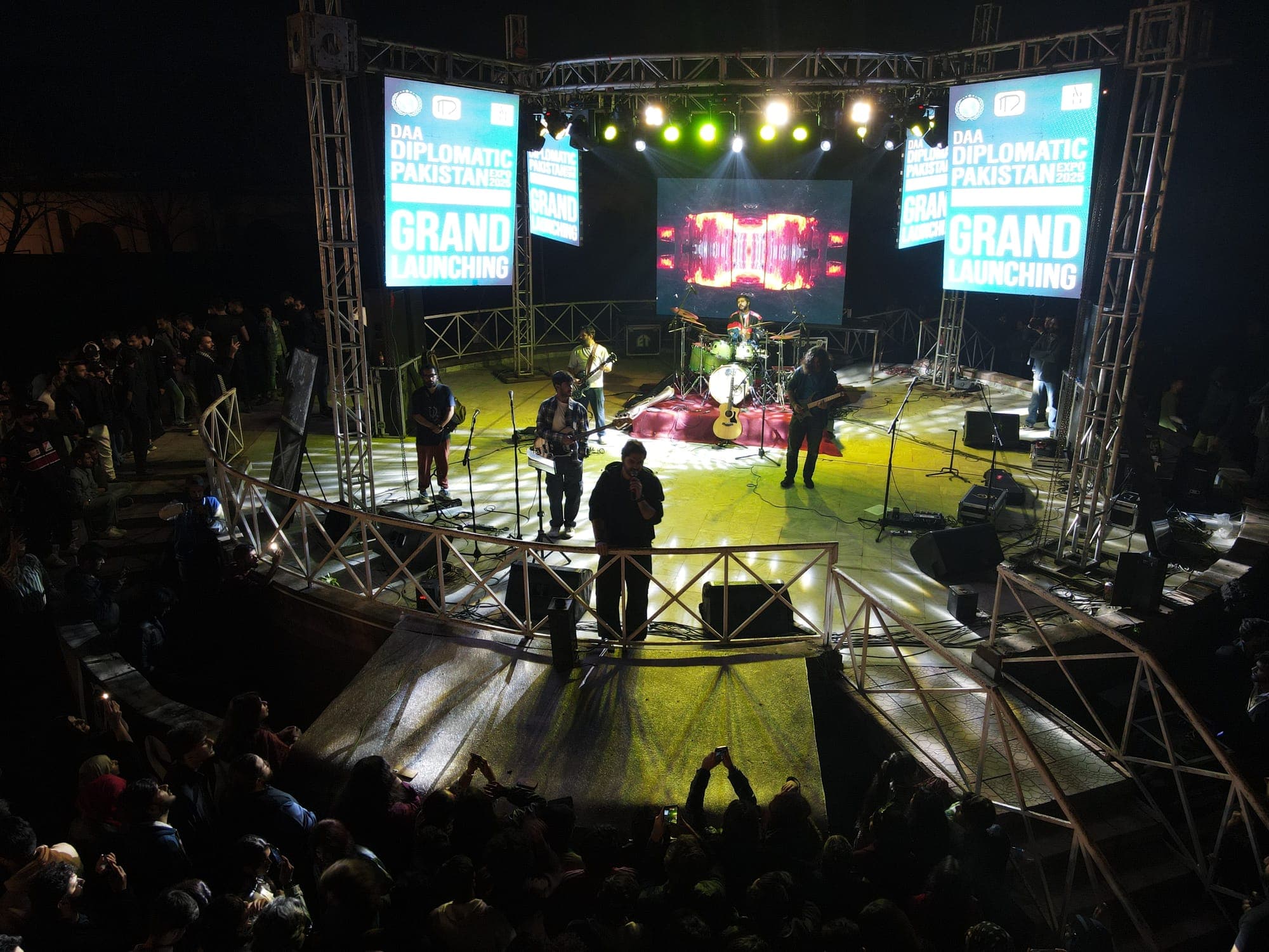 SMASH FEST Season 1 stage with large screens and a packed crowd