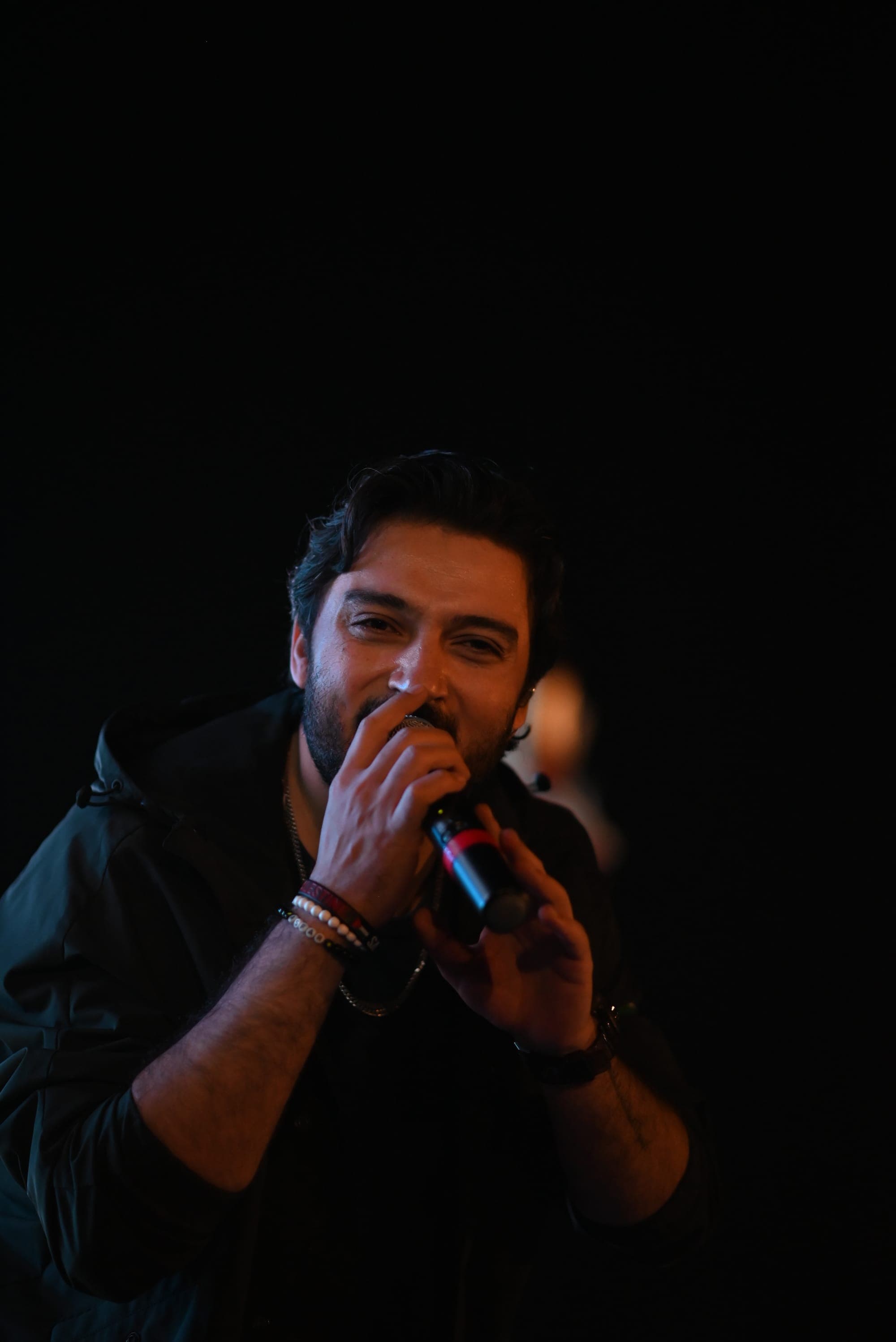 A vocalist singing passionately into a microphone at SMASH FEST Season 1